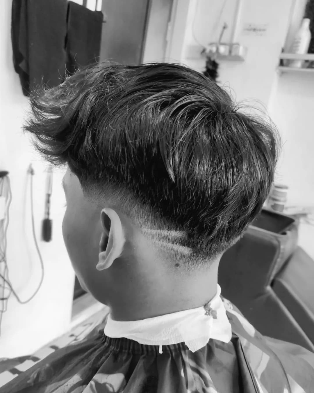 Haircut pria modern di Eighty Barbershop