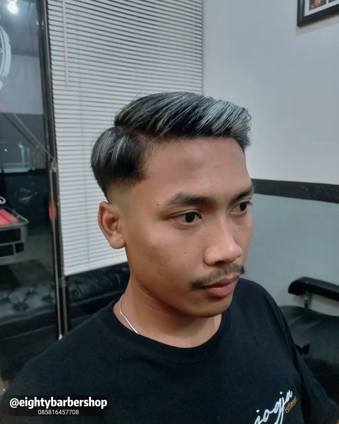 Haircut pria modern di Eighty Barbershop