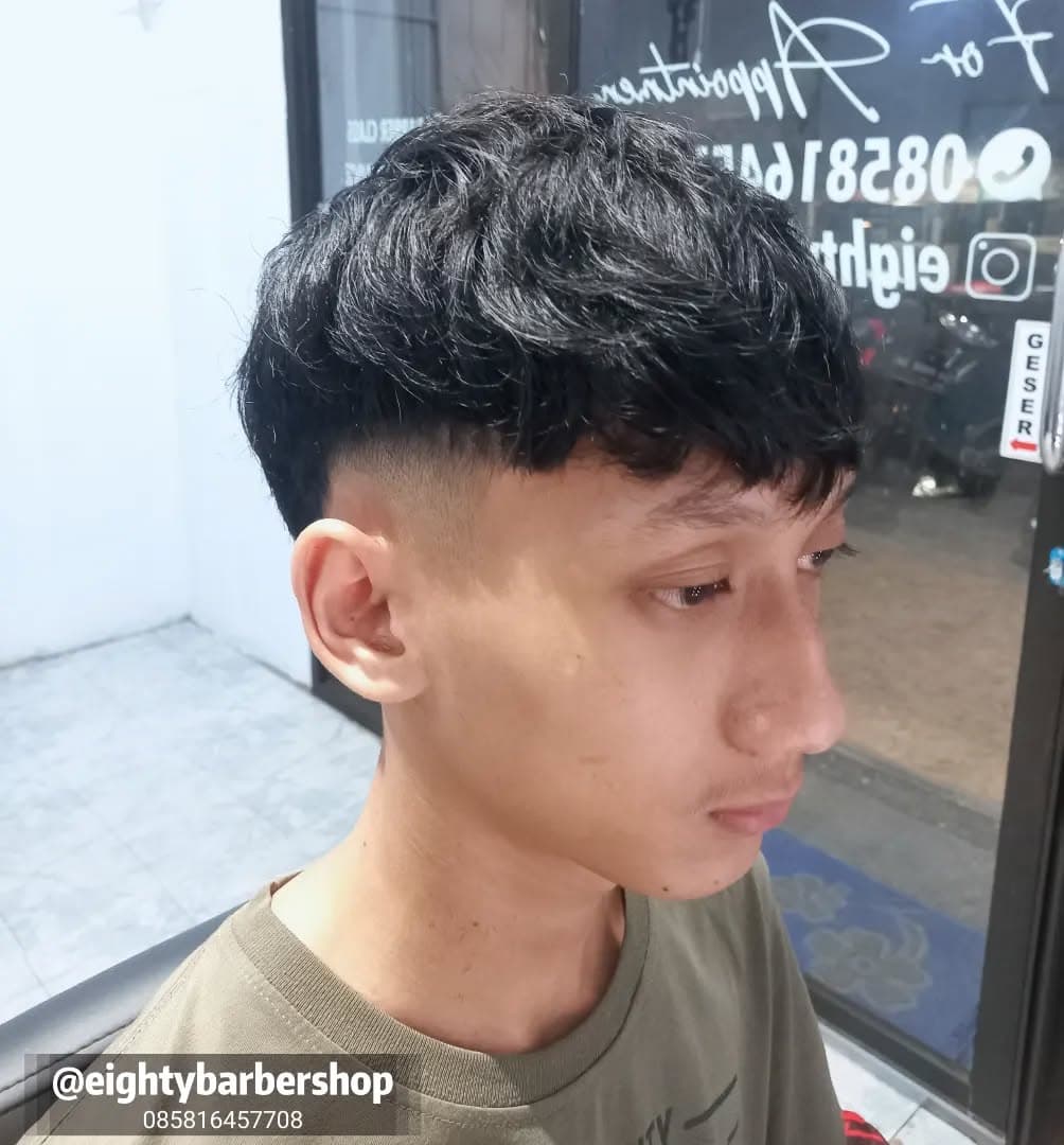 Haircut pria modern di Eighty Barbershop