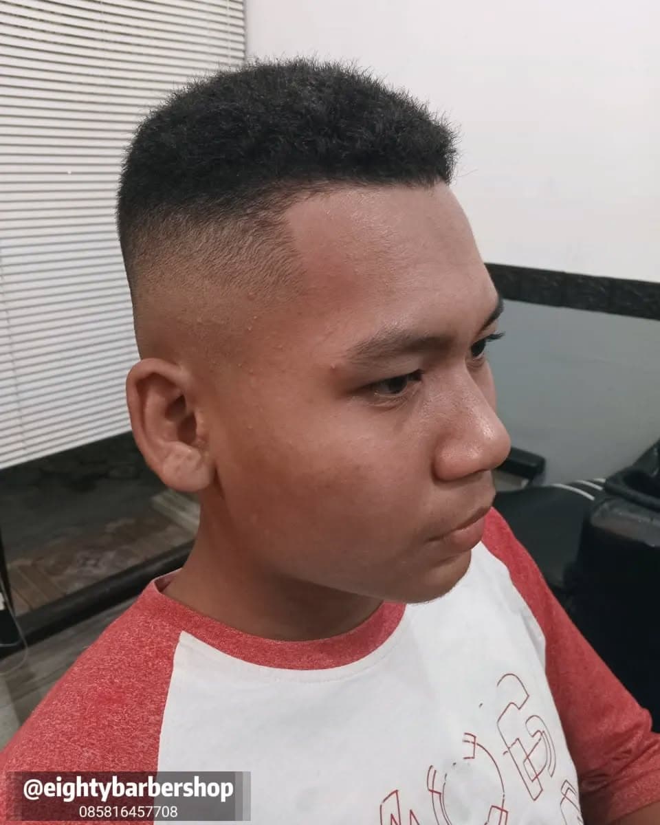 Haircut pria modern di Eighty Barbershop