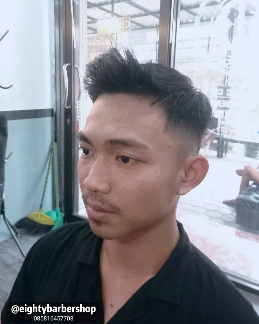 Haircut pria modern di Eighty Barbershop